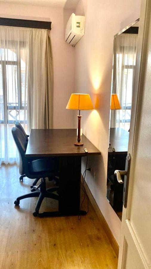Luxurious 3 Bedroom Rustic Apartment Overlooking Huge Garden - For Families And Couples Cairo Exterior foto
