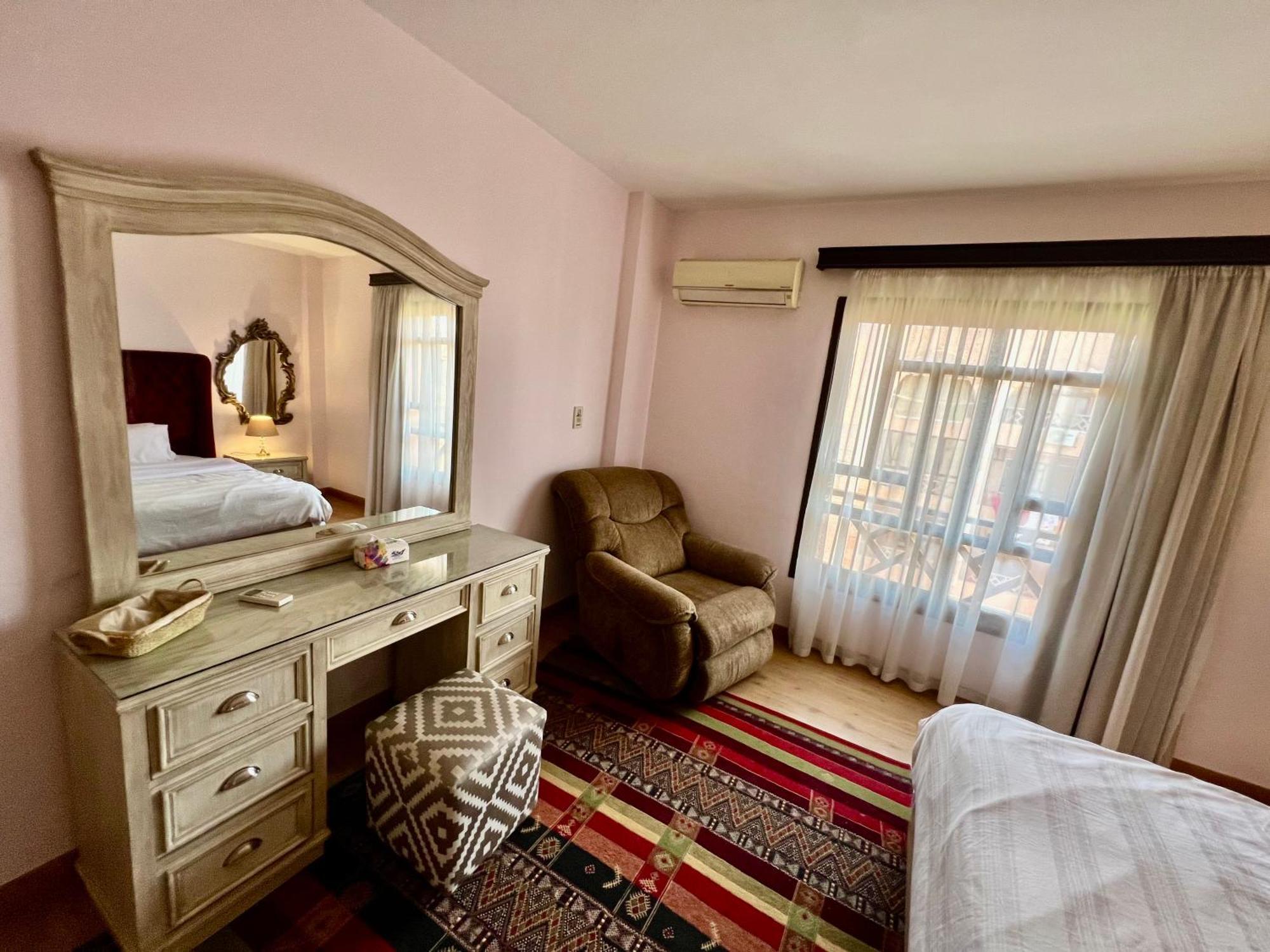 Luxurious 3 Bedroom Rustic Apartment Overlooking Huge Garden - For Families And Couples Cairo Exterior foto